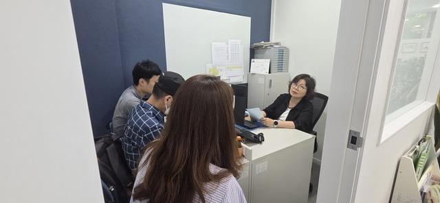 NSP통신-화성시금융복지상담지원센터 상담사가 대면상담을 하고 있다. (사진 = 화성시)
