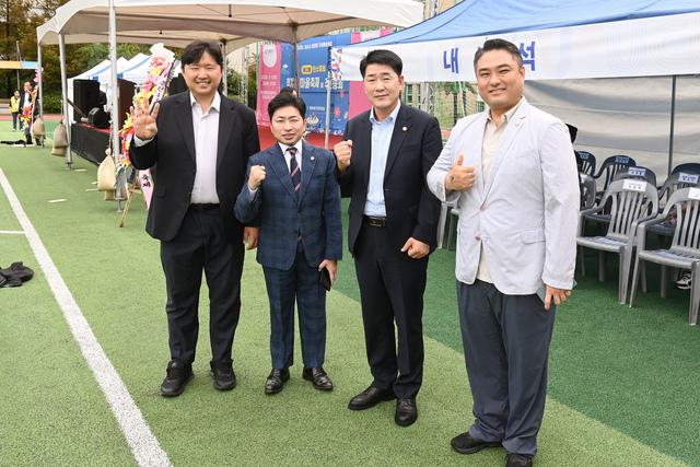 NSP통신-13일 동탄 4동 가을 축제에 참여한 배정수 의장(오른쪽 두번째)와 시의원들이 기념촬영을 하는 모습. (사진 = 화성시의회)