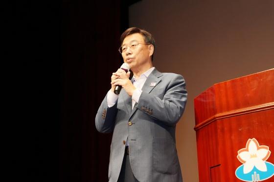 NSP통신-신상진 성남시장이 2025년 성남시 아동위원 워크숍에 참석해 인사말을 전하고 있다. (사진 = 성남시)