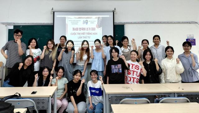 NSP통신-제4회 안양대·베트남 다낭외대 한글날 기념 한국어 쓰기 대회 참가자들 기념촬영 모습. (사진 = 안양대학교)