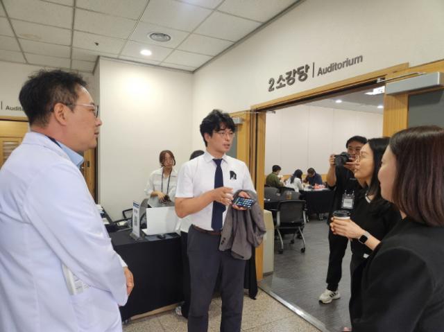 NSP통신-박상현 의원이 12일 아주대학교 병원에서 열린 병원-의료기기 기업 핸즈온 네트워킹(2차) 행사에 참석하고 있다. (사진 = 경기도의회)