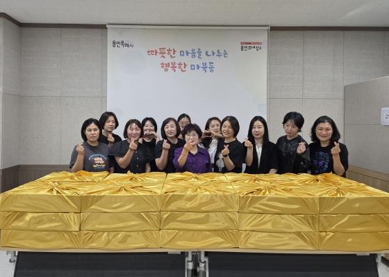 NSP통신-마북동지역사회보장협의체 위원들이 취약계층 가구에 제철과일을 전달하고 건강과 안부를 살폈다. (사진 = 마북동)