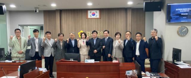 NSP통신-경기도의회 운영위원회 회의실에서 열린 경기도형 안보전시관 건립 마스터플랜 연구용역 착수보고회 참석자들이 기념촬영을 하고 있다. (사진 = 경기도의회)