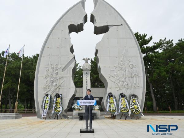 NSP통신-영덕군은 1950년 9월 14일 전개된 장사상륙작전의 75주년을 맞아 지난 12일 장사해수욕장에 있는 전승기념탑에서 기념식을 개최했다. (사진 = 영덕군)