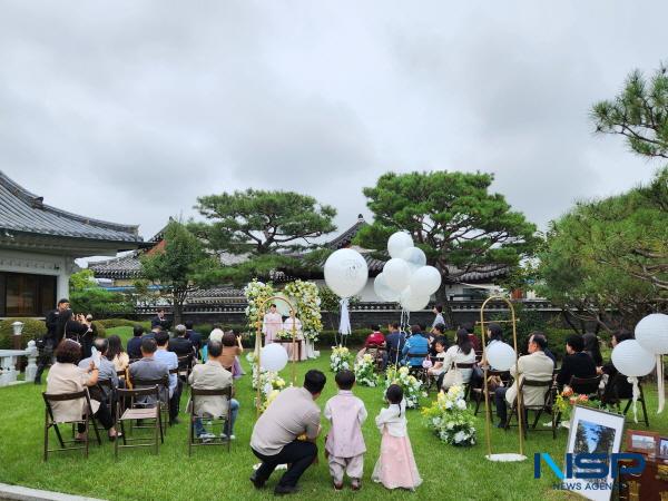 NSP통신-경주시는 지난 14일 국제문화교류관에서 고비용 결혼문화에 따른 시민 부담을 덜고 합리적이고 의미 있는 혼인문화를 확산하기 위한 큰 행복 품은 작은 결혼식을 개최했다. (사진 = 경주시)