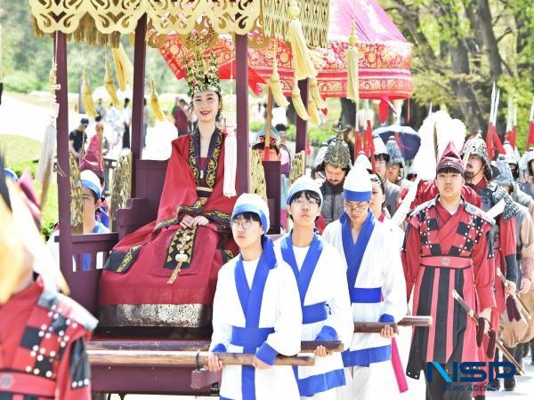 NSP통신-경주 동부사적지 일원에서 신라 선덕여왕 첨성대에 행차하다 행사가 올 연말까지 열린다. (사진 = 경주시)