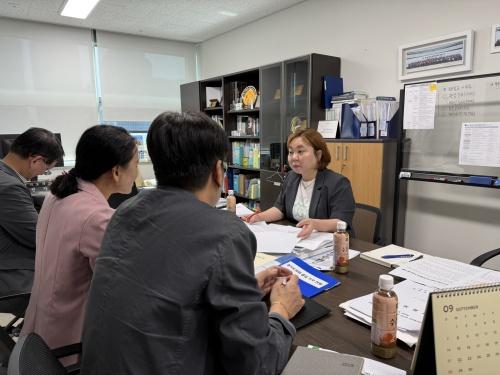 NSP통신-전자영 경기도의원이 경기도교육청 학교공간조성과 김은선 과장 및 관계공무원들과 간담회를 하고 있다. (사진 = 전자영 의원실)