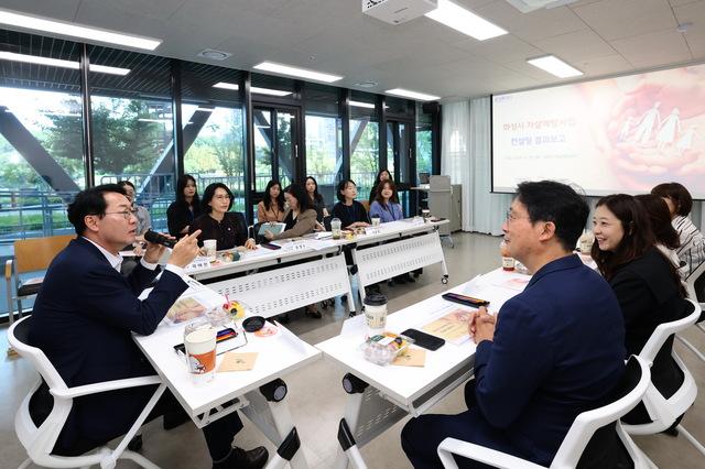 NSP통신-15일 정명근 화성시장(왼쪽)이 자살예방사업 컨설팅 결과보고회에서 당부발언을 하고 있다. (사진 = 화성시)