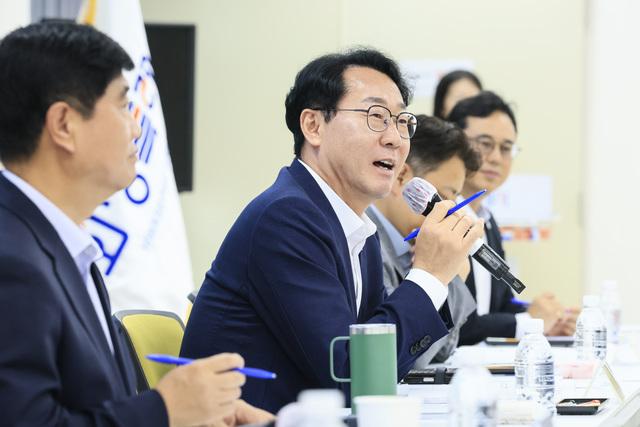 NSP통신-15일 정명근 화성시장(왼쪽 두번째)이 소상인 간담회에서 모두 발언을 하고 있다. (사진 = 화성시)