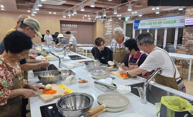 NSP통신-광명시가 65세 이상 어르신을 대상으로 건강한 노년을 위한 바른 식생활교육을 운영한다. (사진 = 광명시)