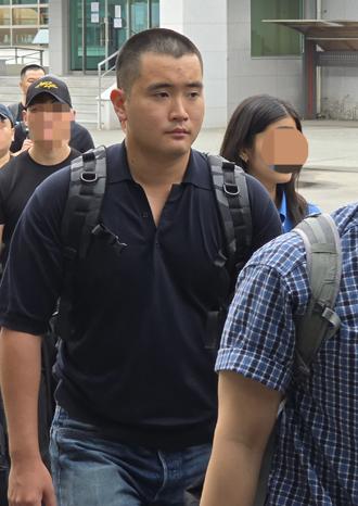 NSP통신-이재용 삼성전자 회장의 장남 지호씨가 15일 경남 창원시 진해구 해군사관학교에서 열린 해군 학사장교 사관후보생 입영식 행사장으로 들어가고 있다. (사진 = 삼성전자)