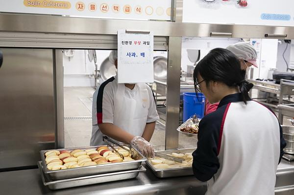 NSP통신-성남시가 지난달부터 157곳 모든 초·중·고교를 대상으로 친환경 과일 학교급식 지원사업을 추진한다. (사진 = 성남시)