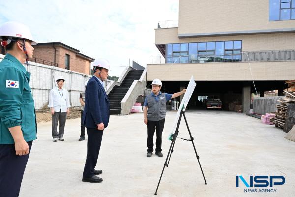 NSP통신-김천시는 지난 15일 김천시 다수동에 건립 중인 김천돌봄문화센터 공사 현장을 방문해 진행 상황을 점검했다. (사진 = 김천시)