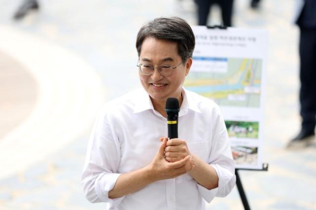 NSP통신-16일 오전 국가정원 조성 예정지 현장방문을 위해 안양천쌍개울문화광장을 방문한 김동연 경기도지사가 인사말을 하고 있다. (사진 = 경기도)