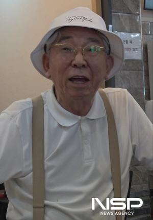 NSP통신-김길수(74세)씨가 광양 전어 축제에 방문해 불편사항 등을 호소하고 있다. (= 강현희 기자)