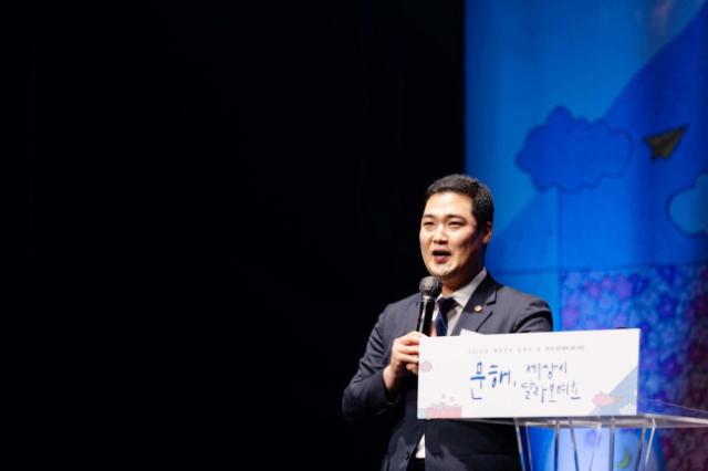 NSP통신-최민 경기도의원이 15일 광명극장에서 열린 2025년 경기도 문해의 달 기념행사에서 성인 문해교육의 중요성을 강조하고 있다. (사진 = 경기도의회)