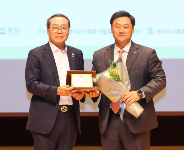 NSP통신-고준호 경기도의회 보건복지위 부위원장(오른쪽)이 15일 경기도경제과학진흥원 경기홀에서 열린 제26회 사회복지의 날 기념행사에서 경기의정대상 감사패를 수상했다. 사진은 기념촬영 모습. (사진 = 경기도의회)
