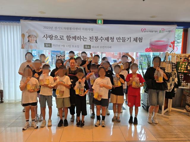NSP통신-일만에서 진행한 행사에 참여한 학생들이 직접 만든 수제청을 들고 기념 사진을 촬영하고 있는 모습. (사진 = 일만장학회)