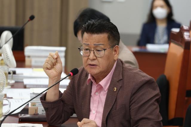 NSP통신-안명규 의원이 12일 제386회 임시회 건설교통위원회 소관 철도항만물류국 제2차 추가경정예산안 심사에서 경기북부 교통망 불균형과 국가철도망 계획의 한계를 지적하고 있다. (사진 = 경기도의회)