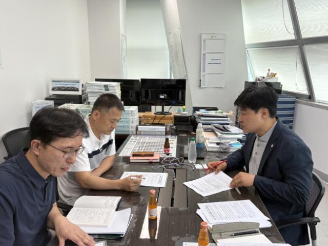 NSP통신-이영주 의원이 12일 의원실에서 공간전략과로부터 양주시 한센인 정착촌인 천성마을 공공개발 및 그린벨트 해제 가능성과 관련한 업무보고를 받고 있다. (사진 = 이영주 의원실)