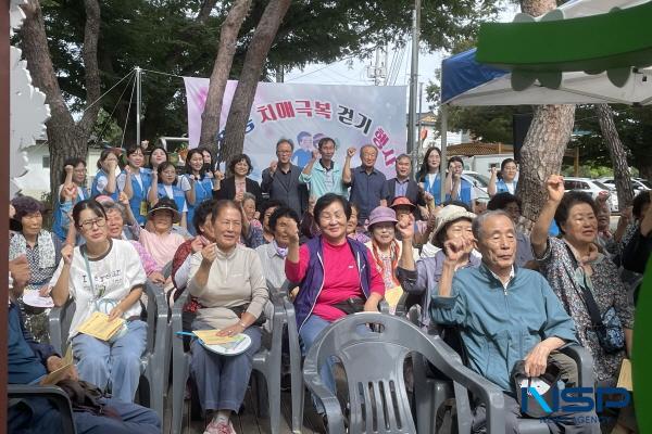 NSP통신-의성군은 지난 12일 의성읍 철파리 소나무 숲길(장수길 데크로드)에서 2025년도 치매인식개선 한마음 치매극복 걷기행사를 성공적으로 개최했다. (사진 = 의성군)