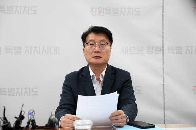 NSP통신-여중협 행정부지사가 강원특별자치도 청사 이전 행정복합타운 조성사업 기자설명회를 진행하고 있는 모습. (사진 = 강원도)