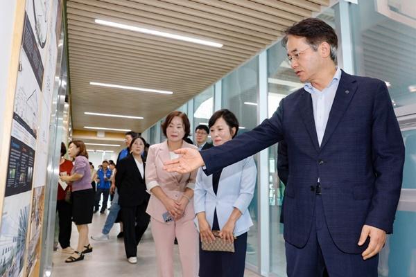 NSP통신-백마누리 내부를 둘러보고 있는 이동환 고양시장 (사진 = 고양시)