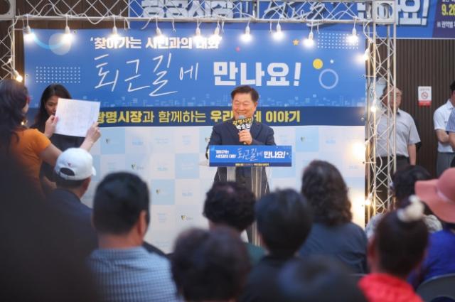 NSP통신-박승원 광명시장이 15일 저녁 광명사거리역 쉼터에서 열린 찾아가는 시민과의 대화-퇴근길에 만나요!에 참석한 시민들과 소통하고 있다. (사진 = 광명시)