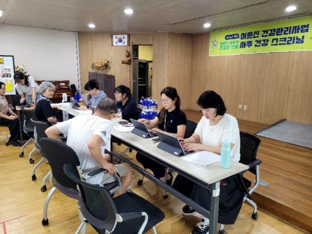 NSP통신-안양시 만안구보건소가 15일 사후 건강 스크리닝을 실시하고 어르신들에게 건강관리 결과를 안내하고 있다. (사진 = 안양시)