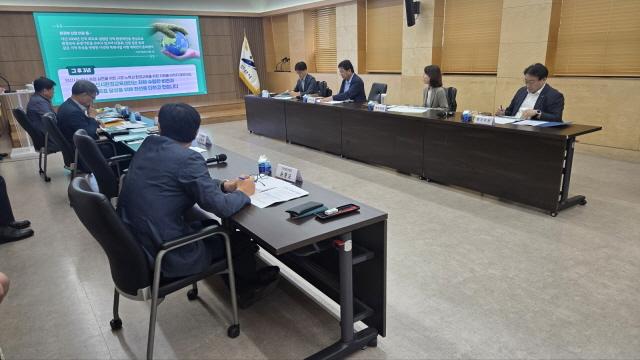 NSP통신-15일 시청 제1회의실에서 열린 안산시 2025년 환경교육도시 지정을 위한 현장평가 진행 모습. (사진 = 안산시)