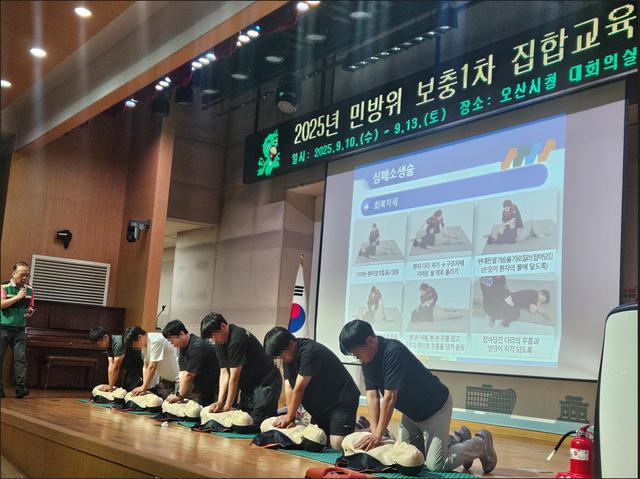 NSP통신-민방위대원들이 심폐소생술 훈련을 하는 모습. (사진 = 오산시)