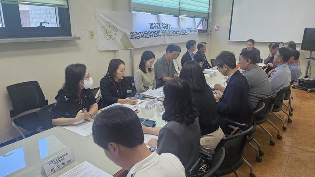 NSP통신-화성시의회 경제환경위원회가 병점초등학교 병설유치원 운영 및 통폐합을 위한 회의를 하는 모습. (사진 = 화성시의회)
