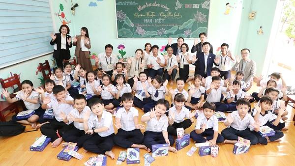 NSP통신-한진 노삼석 대표이사 사장, 조현민 사장이 11일 베트남 퀴논 프억흥 1초등학교 도서관에서 독후 퀴즈 활동을 진행하고 아이들과 둘러앉아 기념촬영을 하고 있다. (사진 = 한진)