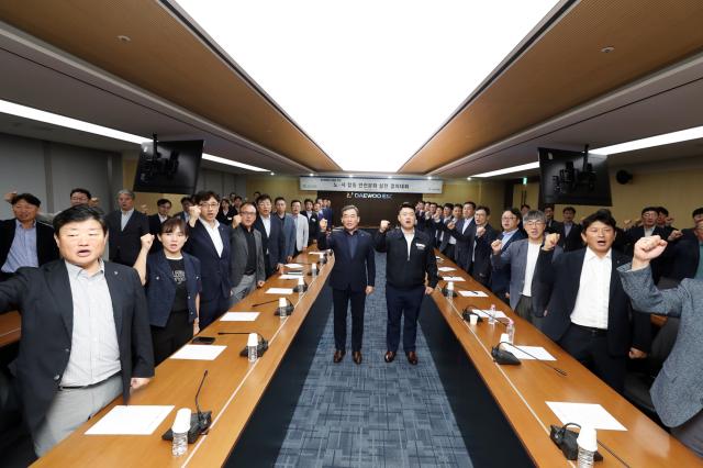 NSP통신-을지로 대우건설 본사에서 진행된 노사 합동 안전문화 결의대회 개최 중앙 왼쪽 대우건설 김보현 사장, 중앙 오른쪽 심상철 대우건설 노동조합 위원장 (사진 = 대우건설)