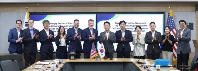 NSP통신-16일 오후 경기도청 서희홀에서 고영인 경기도 경제부지사가 휴 맥도널드 미국 아칸소주 상무장관과 첨단산업 분야와 그 외 실질적인 협력 방안 논의 후 관계자들과 함께 기념촬영을 하고 있다. (사진 = 경기도)