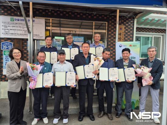 NSP통신-김종현 이장 산림청장 표창 수상 기념 찰영 (사진 = 광양시청)