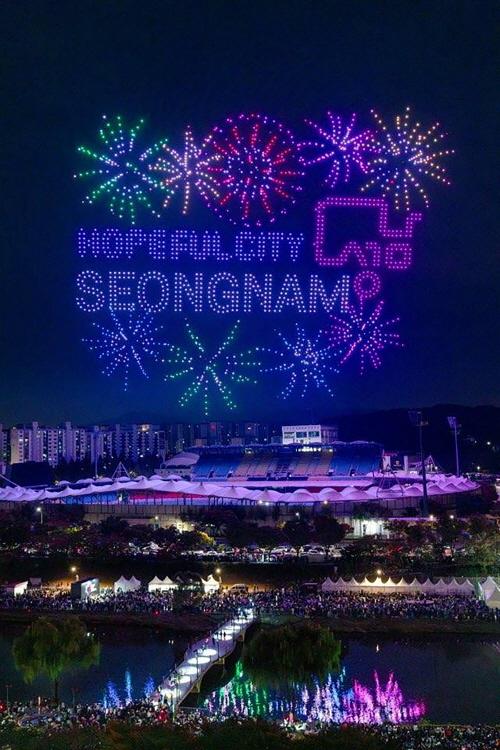 NSP통신-지난해 성남 드론 라이트쇼&뮤직페스티벌 공연 모습. (사진 = 성남시)