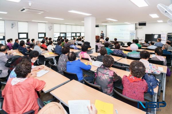 NSP통신-한국수력원자력 월성원자력본부는 지난 16일 경주시 대한노인회 경주시지회 강당에서 경주지부 회원 400명을 대상으로 2025 월성원자력과 함께하는 찾아가는 에너지 체험 교실을 개최했다. (사진 = 월성원자력본부)
