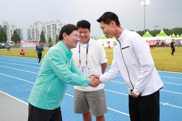 NSP통신-이상일 시장이 5월 29일 구미에서 열린 아시아육상경기선수권대회를 찾아 우상혁 선수를 격려하는 모습. (사진 = 용인특례시)