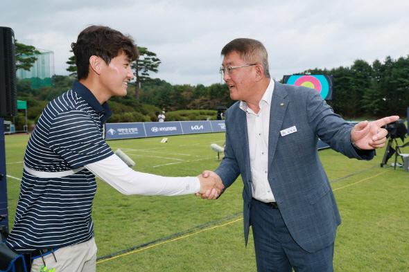 NSP통신-김제덕 선수는 결승 경기에서 흔들림 없는 집중력과 탁월한 경기 운영 능력을 발휘하며 국내 정상급 선수들과 치열한 접전 끝에 최종 우승을 확정 지었다. (사진 = 예천군)