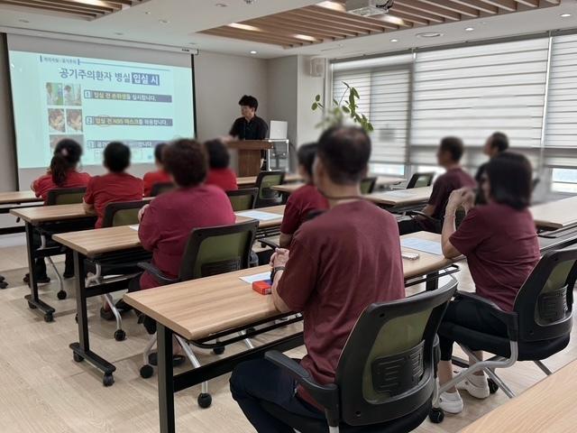 NSP통신-감염취약시설 감염관리 교육 모습. (사진 = 오산시)