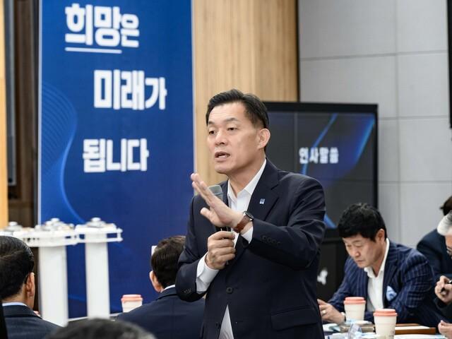 NSP통신-16일 이재준 수원시장이 수원시 새로운수원위원회 전체회의에서 발언을 하는 모습. (사진 = 수원시)