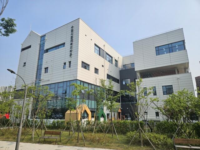 NSP통신-수원시휴먼서비스센터가 입주해 있는 수원시홍재복지타운 건물. (사진 = 수원시)