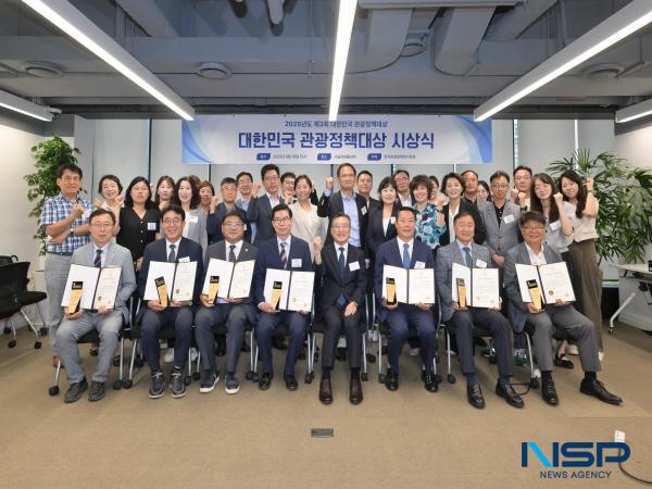 NSP통신-영덕군이 지난 16일 서울관광플라자에서 열린 2025 제3회 대한민국 관광정책대상 시상식에서 관광산업부문 대상을 받는 쾌거를 이뤘다. (사진 = 영덕군)