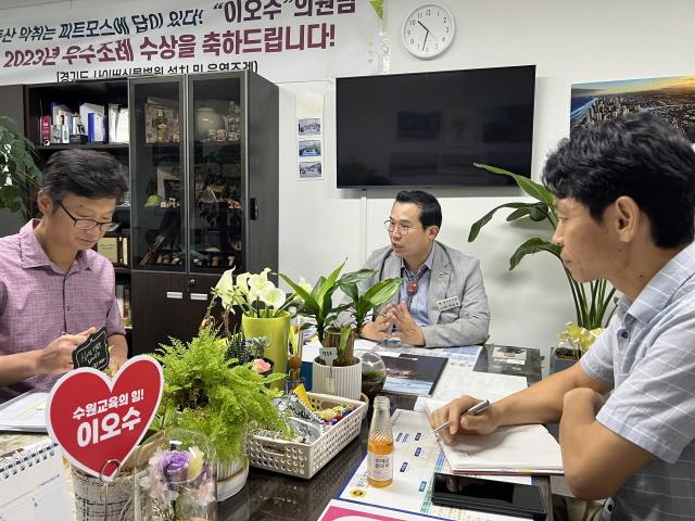 NSP통신-이오수 경기도의원이 17일 도의회 의원실에서 도청 버스관리과 시외버스팀 관계자들과 광교중앙역 경유 시외버스 노선 변경 간담회를 하고 있다. (사진 = 의원실)