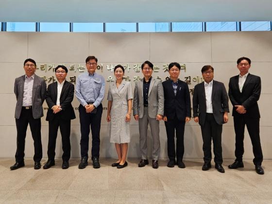 NSP통신-17일 충남 서산시 대산읍 소재한 HD현대오일뱅크와 HD현대케미칼을 방문한 민희 평택직할세관장이 석유화학제품 생산현장을 살펴보고 업체 애로사항 청취 후 참석자들과 기념촬영을 하고 있다. (사진 = 평택세관)