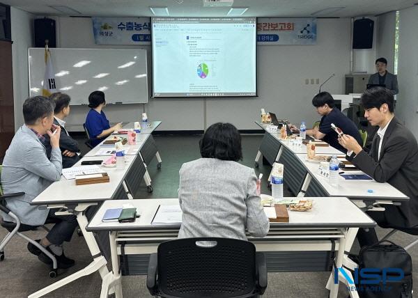 NSP통신-의성군은 지난 9일 농업기술센터 강의실에서 올해 신규사업으로 추진 중인 수출농식품 온라인관 입점업체를 대상으로 첫 중간보고회를 개최했다. (사진 = 의성군)