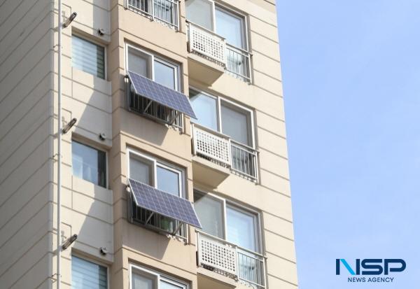 NSP통신-포항시는 신재생에너지 확대와 시민의 에너지 비용 절감을 위해 2025년 미니태양광 보급 시범사업을 본격 추진한다. (사진 = 포항시)