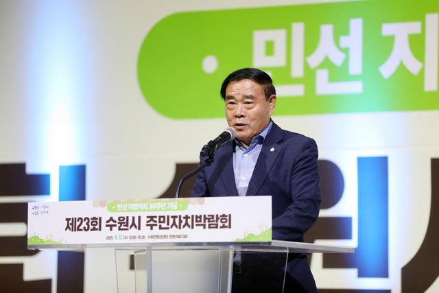 NSP통신-17일 이재식 수원시의회 의장이 축사를 하고 있다. (사진 = 수원시의회)