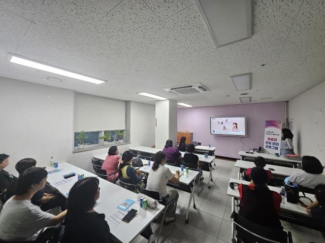 NSP통신-17일 사랑채복지관에서 진행된 자활근로자 정신겅강 검진 및 스크레스 관리 교육 현장 모습. (사진 = 의왕시)